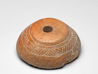 Ame Ker 121  Ame Ker 121, Mexiko, Zentrales Hochland,Tolteken, Azteken, Postklassische Periode, ca. 1200-1521 n. Chr., Spinnwirtel, Ton, H 1,8 cm, Dm breites Ende 4,7 cm, Dm schmales Ende 2,6 cm : Museumsfoto: Claus Cordes, Bestandskatalog Ethnologie